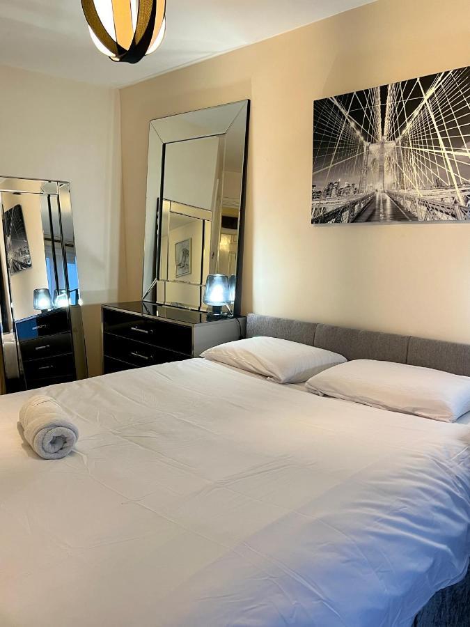 Radiant2 Bedroom Apartment In The Heart Of Harlow Town מראה חיצוני תמונה