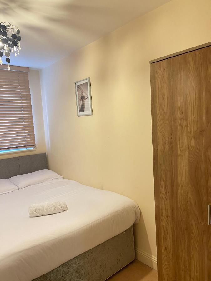 Radiant2 Bedroom Apartment In The Heart Of Harlow Town מראה חיצוני תמונה